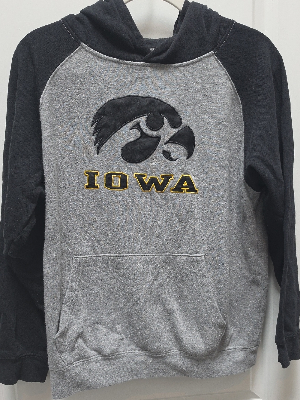 Colosseum Iowa Hawkeyes Gray and Black Pullover Hoodie with Gold Accent